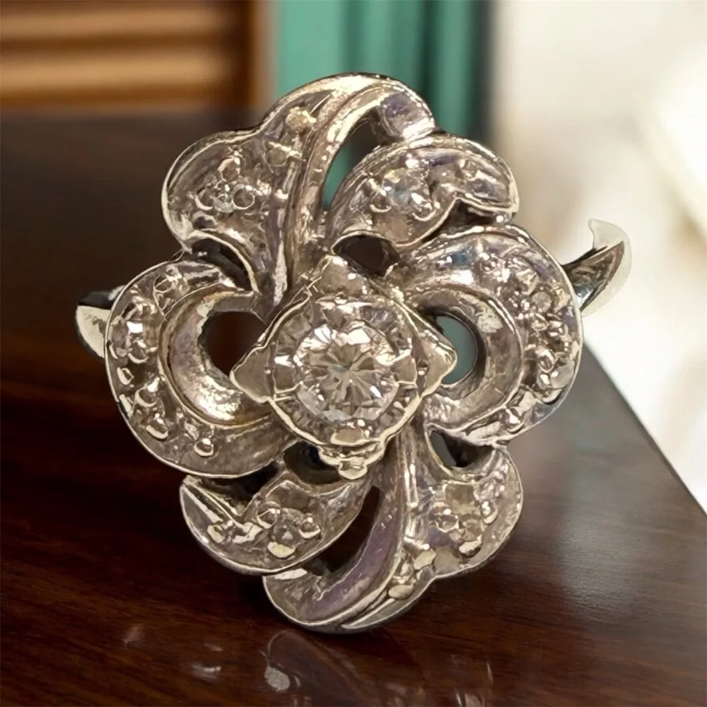 • VINTAGE Dazzling 14kwg Floral Ring with DIAMONDS •